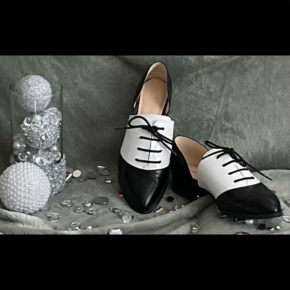 NINE WEST. Cutout loafer style flats